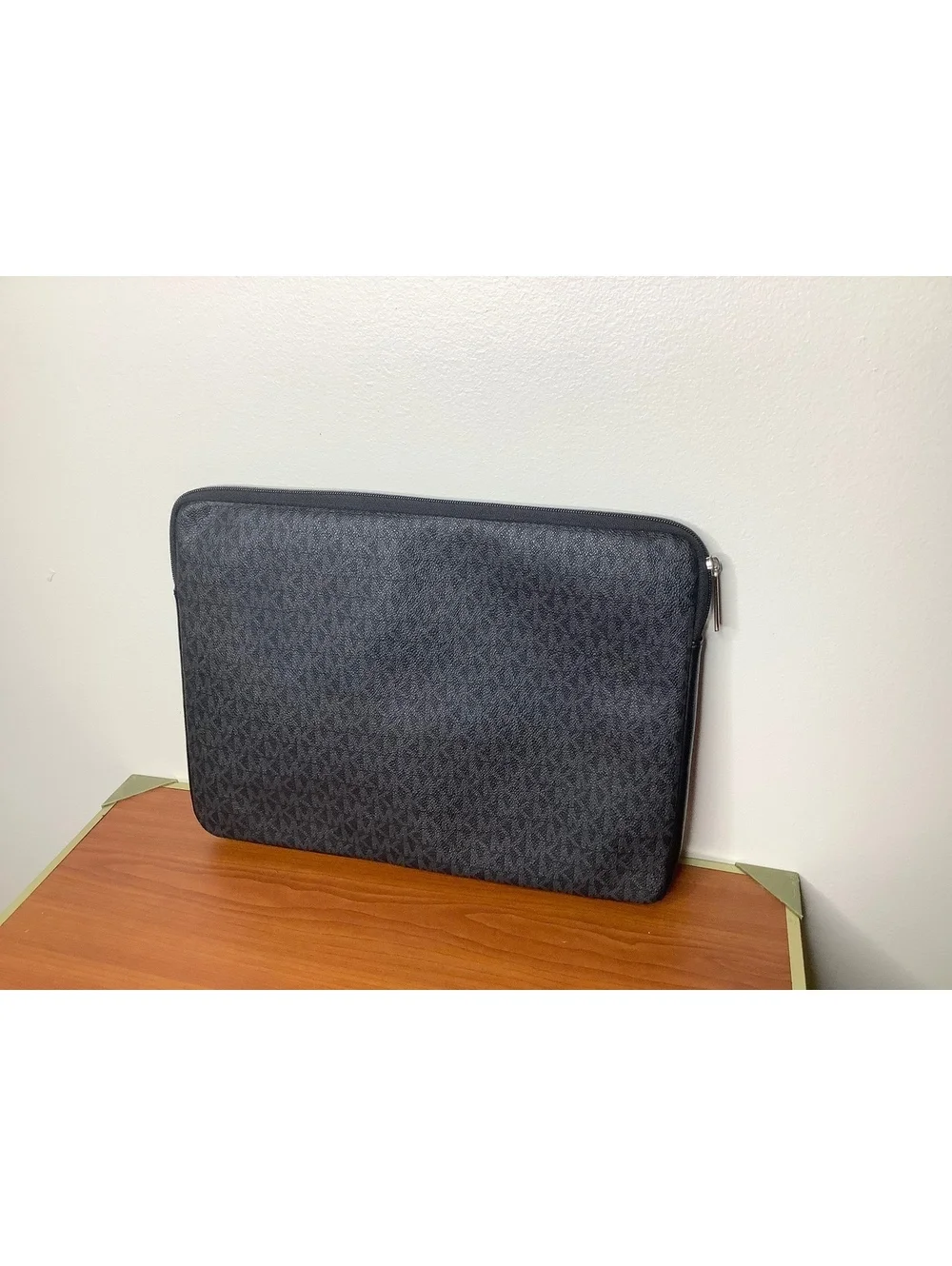 < Michael Kors Black & Grey Monogram Laptop Sleeve >
